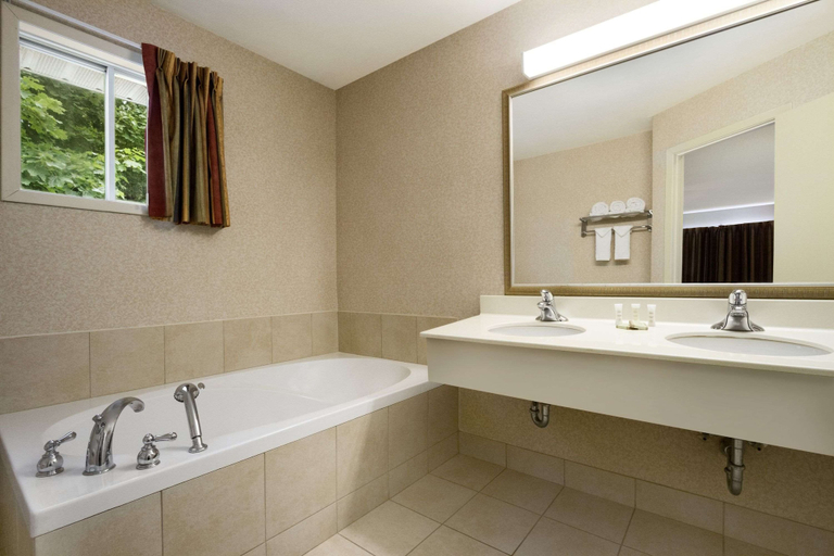 Bathroom 4, Super 8 by Wyndham Brockville, Leeds and Grenville