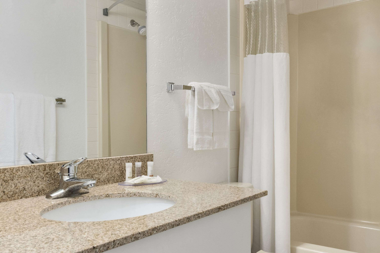 Bathroom 4, Days Inn by Wyndham Lethbridge, Division No. 2