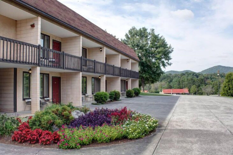 Exterior & Views 2, Highland Manor Inn, Blount