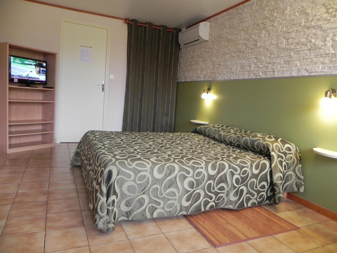 Bedroom 4, Hôtel les Pins, Gironde