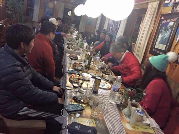 Family dining, Himalaya Lodge, Sagarmatha