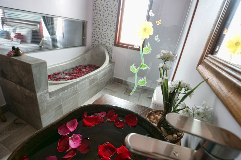 Bathroom 5, Wheel Garden Riverside, Siem Reap