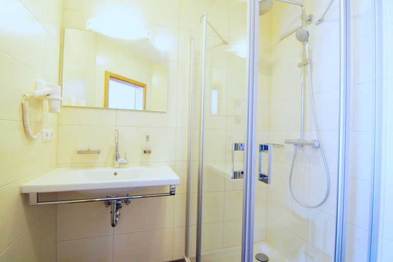Bathroom 5, Landhotel und Gasthaus Wiedmann, Landsberg am Lech