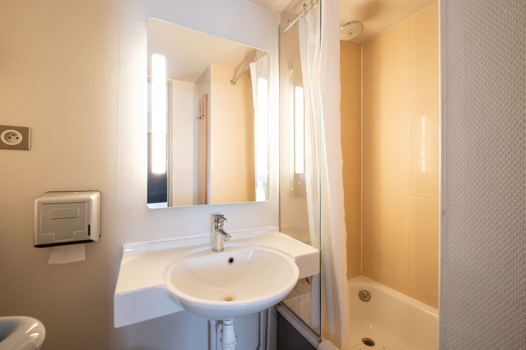 Bathroom 5, B&B HOTEL Lille Seclin Unexpo, Nord