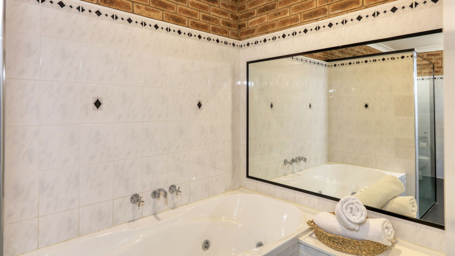 Bathroom 4, Hamilton's Henry Parkes Motor Inn, Parkes, Parkes