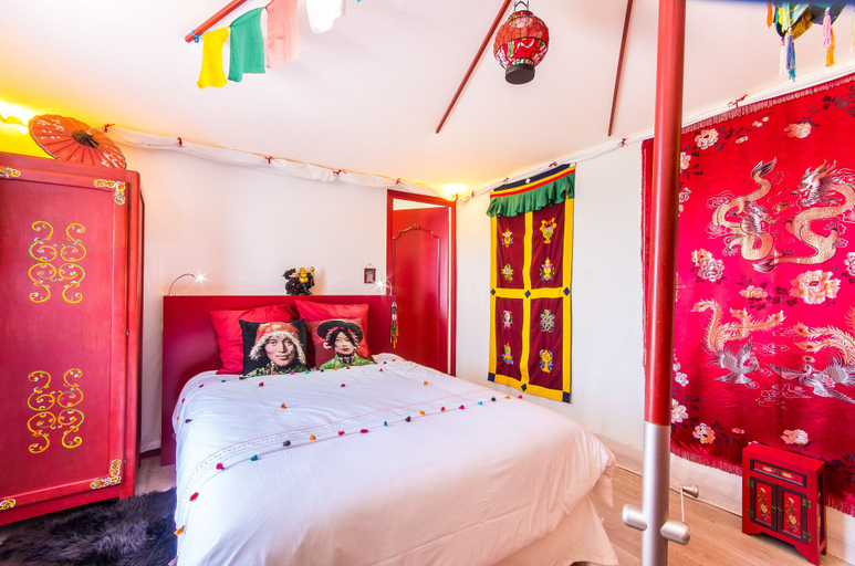 Bedroom 3, L'Home Du Monde, Calvados