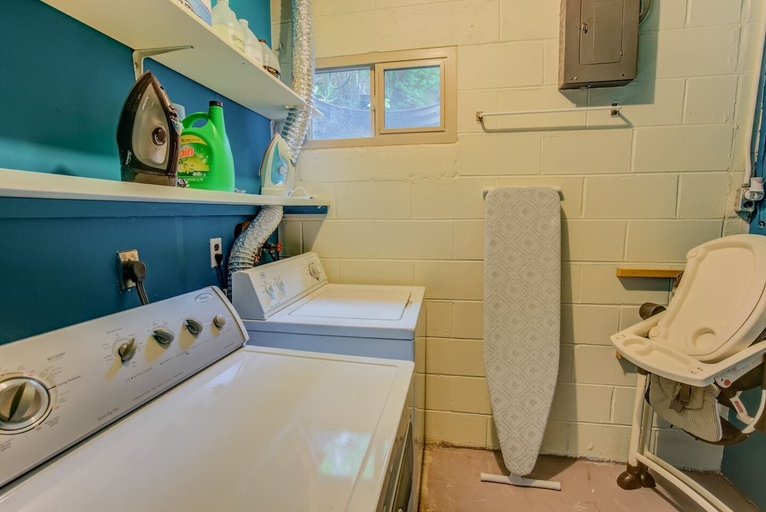 Bathroom 3, 4BR Mountain Getaway Pikes Peak, Dog-friendly!, El Paso