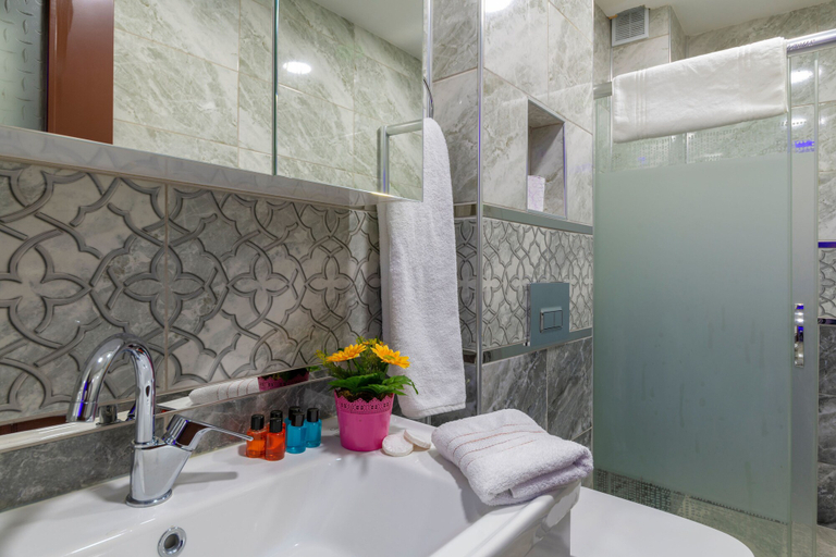 Bathroom 5, Raimond Hotel, Fatih