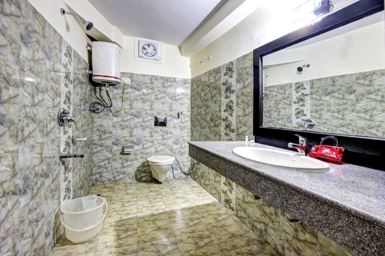 Bathroom 4, Hotel Mountain Top, Kullu