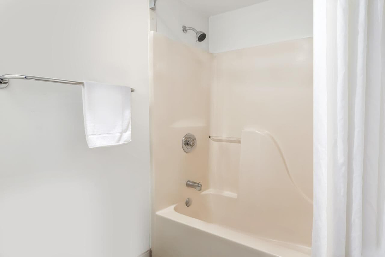 Bathroom 4, Redfinn Inn, Saint Lucie
