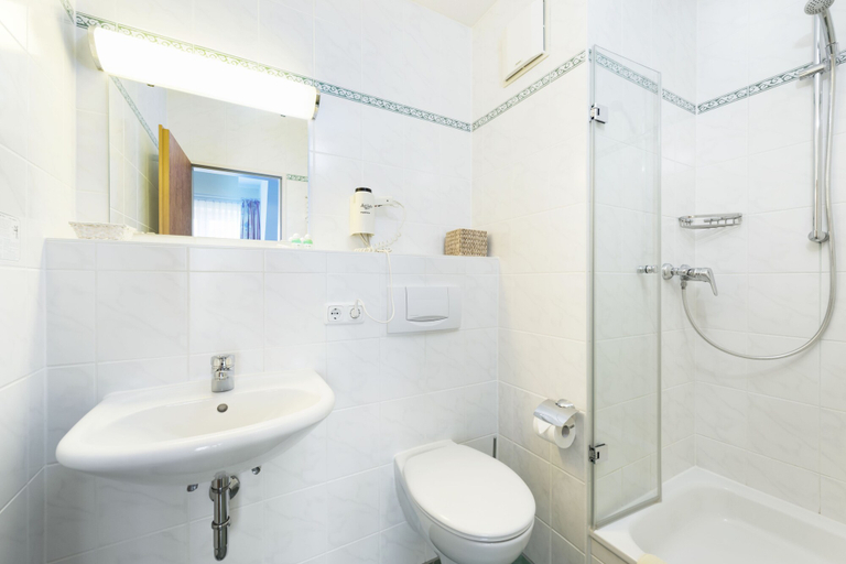 Bathroom 5, Hotel Am Klostergarten, Freising