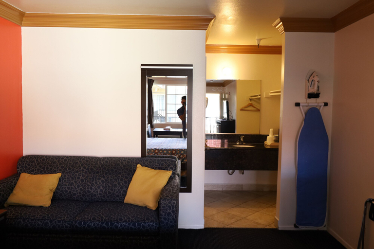 Others 5, Lambert Inn, Los Angeles