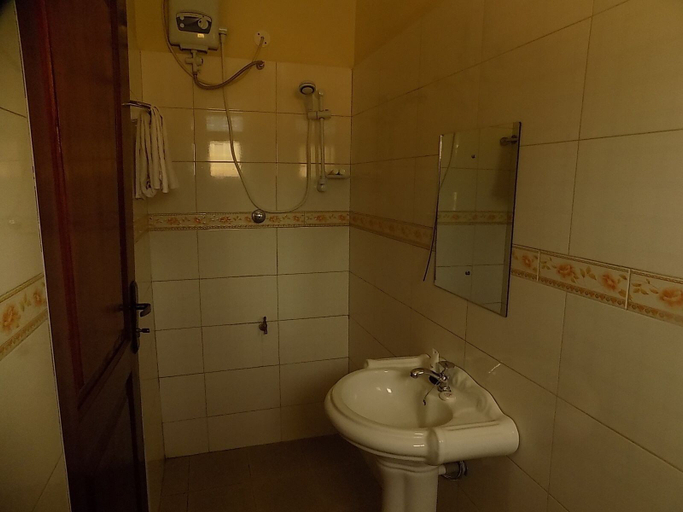 Bathroom 3, Country Motel Koboko, Koboko