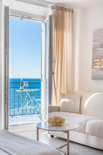 Exterior & Views 5