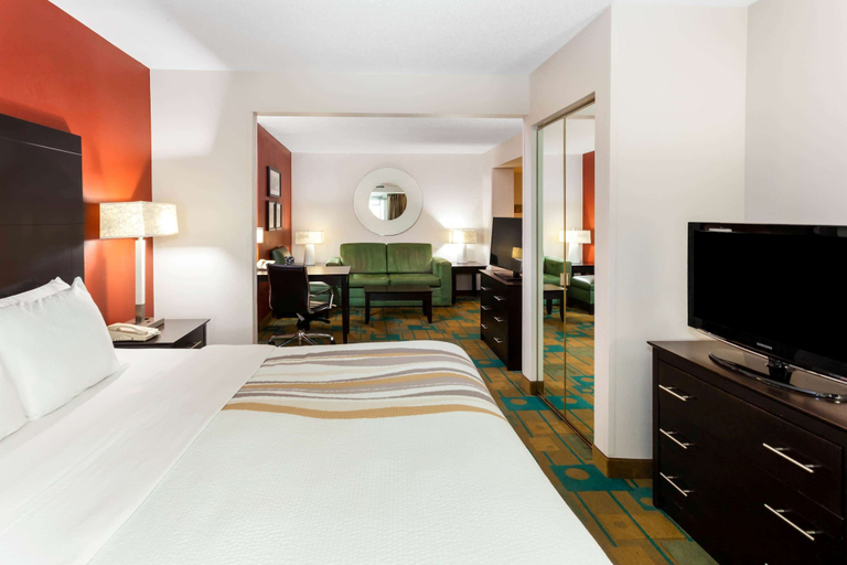 Bedroom 3, La Quinta Inn & Suites by Wyndham Milwaukee Bayshore Area, Milwaukee