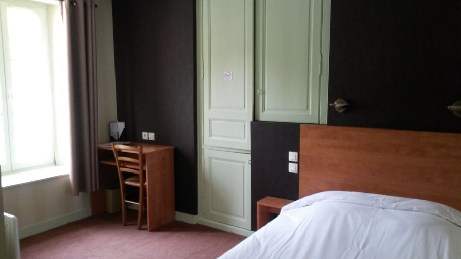 Bedroom 2, Hotel Restaurant La Crêperie du Château, Mayenne