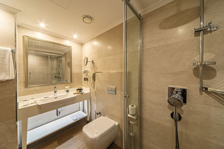 Bathroom 5, Mukarnas Taksim Hotel, Beyoğlu