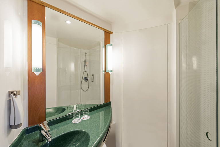 Bathroom 5, ibis Berlin Spandau, Berlin