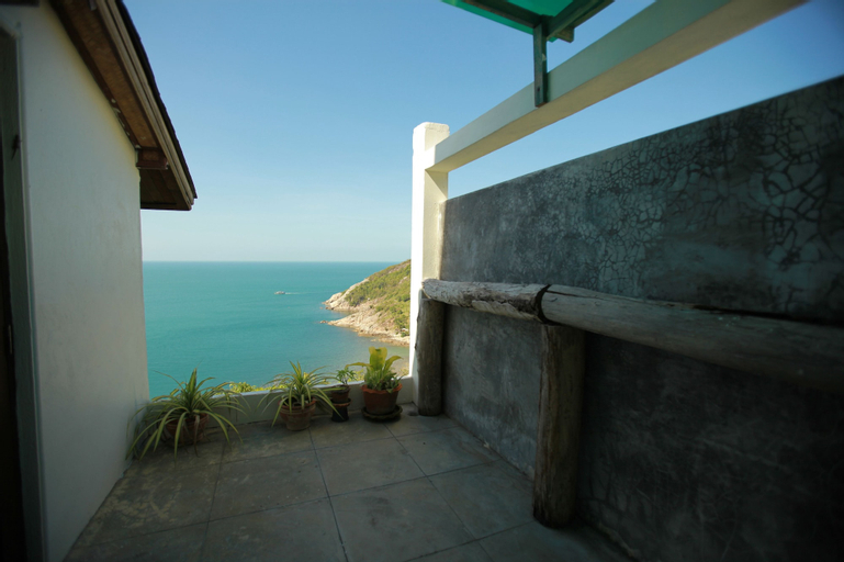 Exterior & Views 14