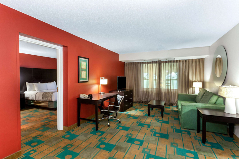 Bedroom 3, La Quinta Inn & Suites by Wyndham Milwaukee Bayshore Area, Milwaukee