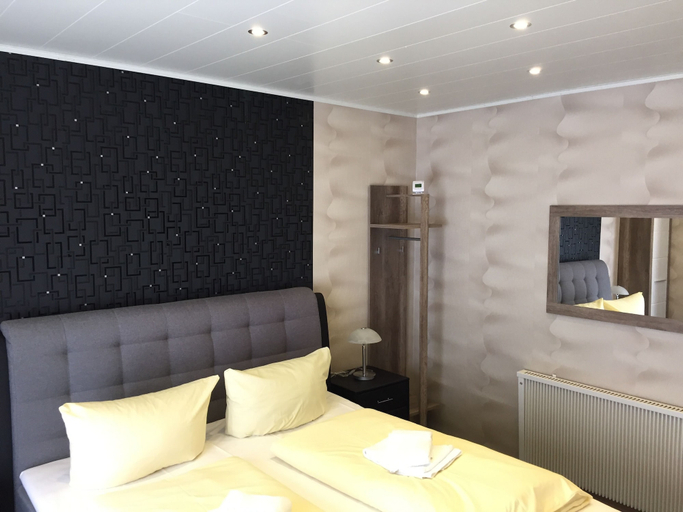 Bedroom 4, Hotel Holl, Cochem-Zell