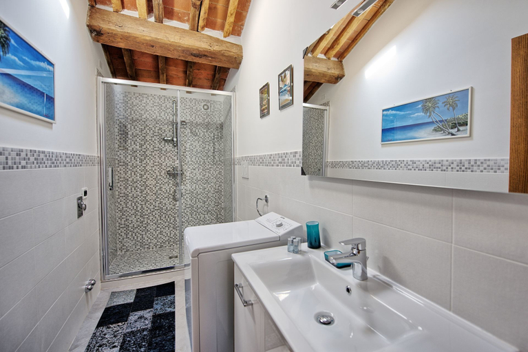 Bathroom 3, Villa Morandi, Arezzo
