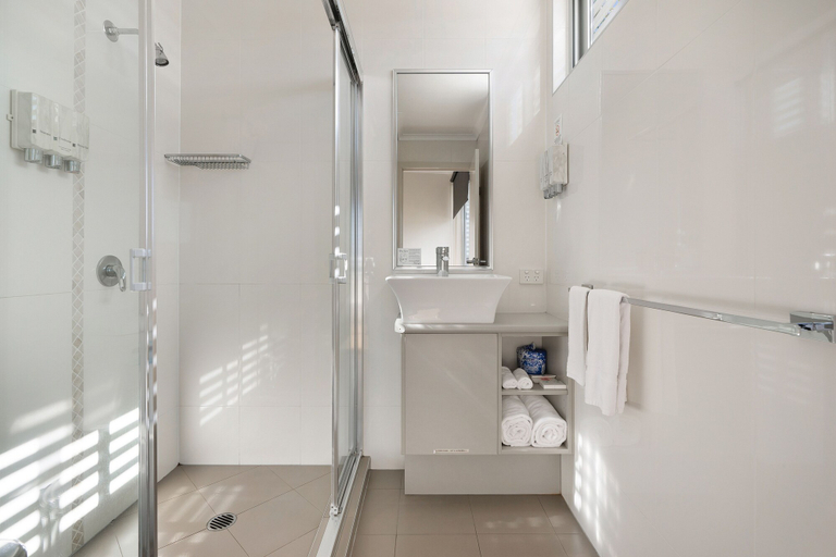 Bathroom 3, Smart Stayzzz Inns Clermont, Belyando