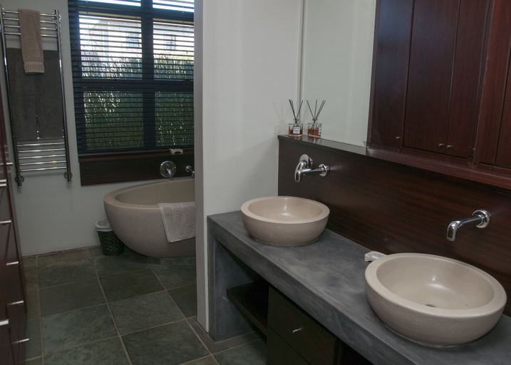 Bathroom 4, 10 Martingale, Eden