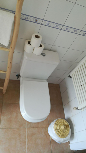 Bathroom 3, Siamo Donatella, Baleares