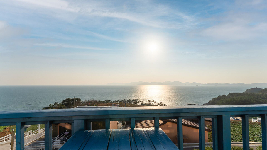 Others 5, Bluegrad Pension, Namhae