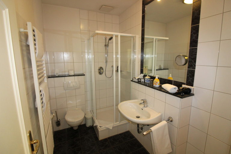 Bathroom 5, Hotel - Restaurant Franziskaner am Markt, Cloppenburg