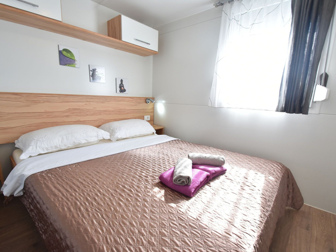 Bedroom 2, Welcoming Holiday Home in Ugljane With Swimming Pool, Trilj