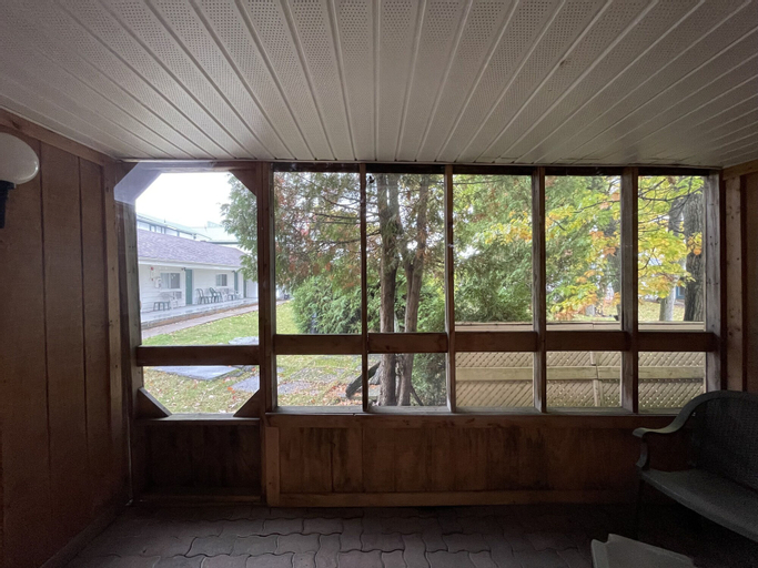 Others 5, Super 8 by Wyndham Gananoque/Country Squire Resort, Leeds and Grenville