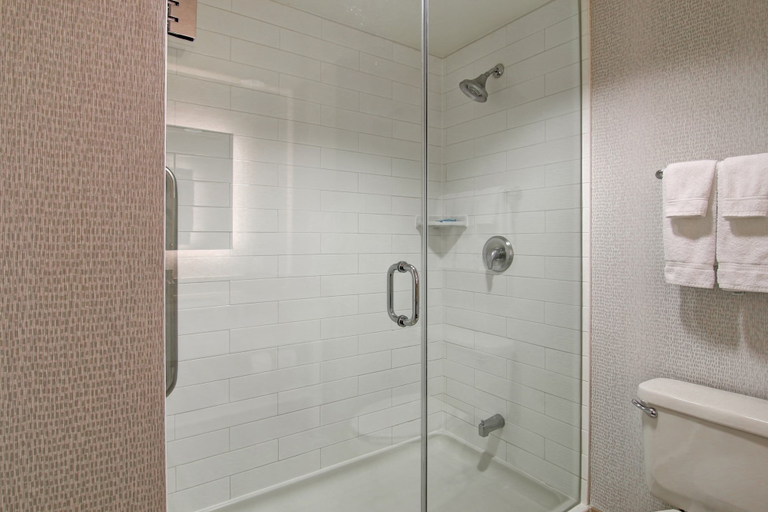 Bathroom 4, Holiday Inn Express & Suites TORONTO - MARKHAM by IHG, York