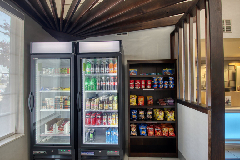 Food & Drinks 5, Holiday Inn Express Hotel & Suites Oshkosh by IHG, Winnebago