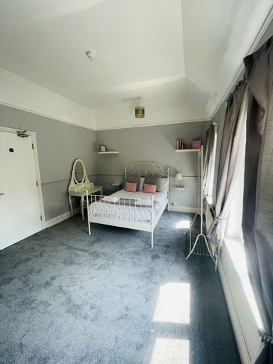 Bedroom 3, The Six Bells, Medway