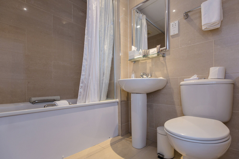 Bathroom 4, Phoenix Hotel, London