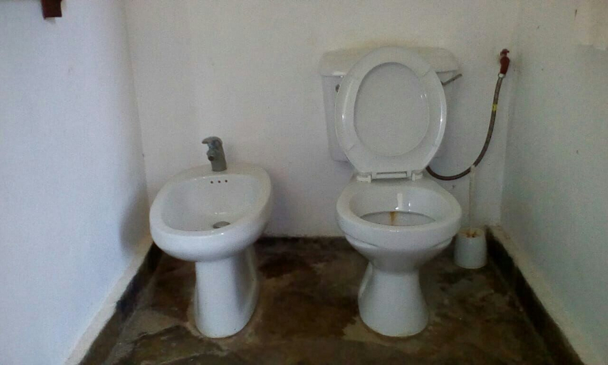 Bathroom 3, Rainbow Villas, Malindi