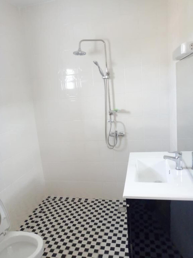 Bathroom 3, Hotel Edenia, Komo-Mondah