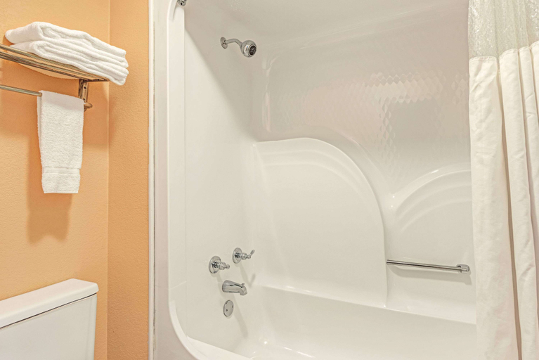 Bathroom 4, Days Inn & Suites by Wyndham Osceola AR, Mississippi