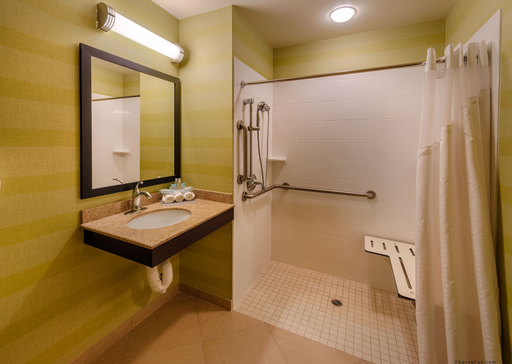Bathroom 4, Holiday Inn Express & Suites RED BLUFF-SOUTH REDDING AREA, Tehama