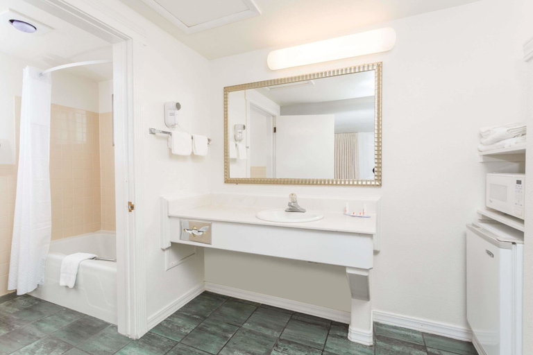 Bathroom 4, Days Inn by Wyndham Kimball, Kimball