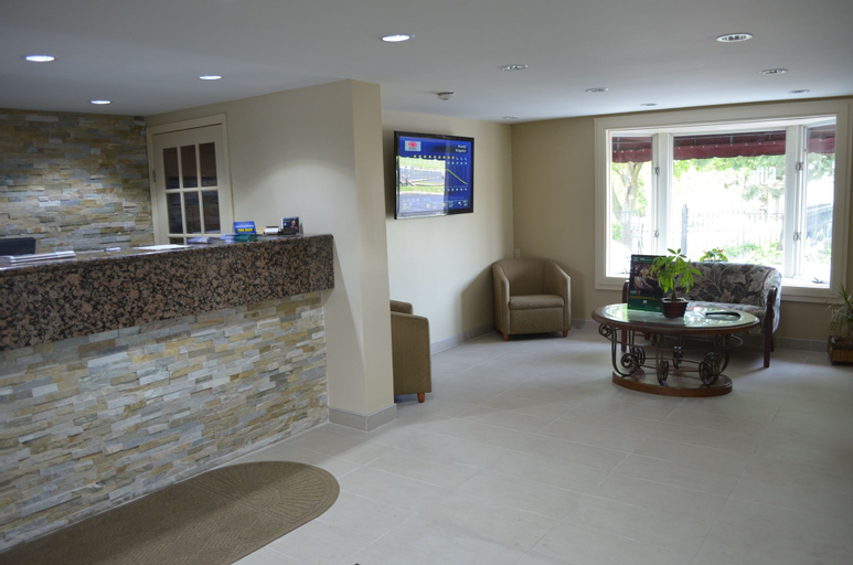 Public Area 2, Super 8 by Wyndham Gananoque/Country Squire Resort, Leeds and Grenville