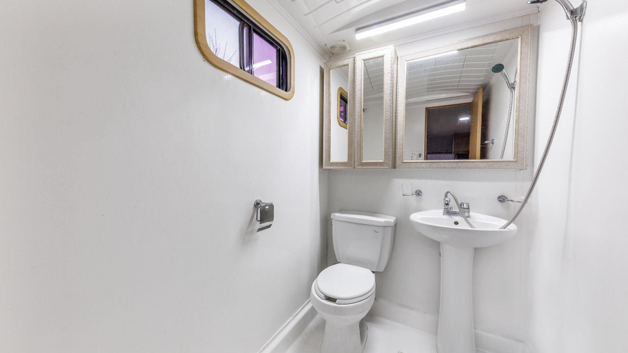 Bathroom 4, Gapeyong Unak Holiday Caravan, Gapyeong