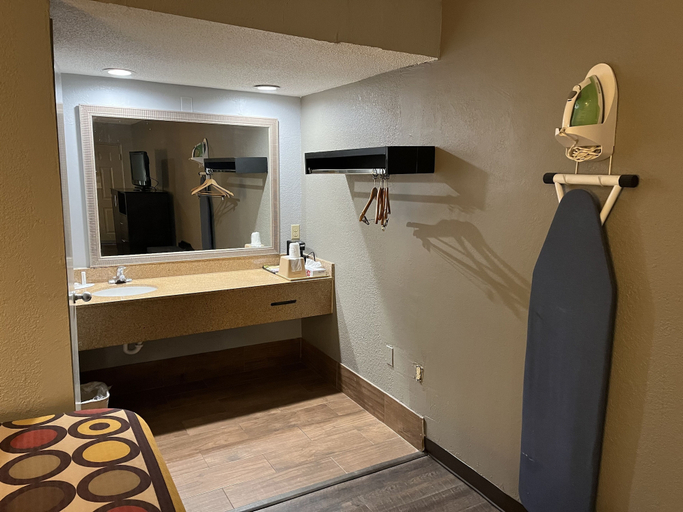 Bathroom 4, Super 8 By Wyndham Meridian, Lauderdale