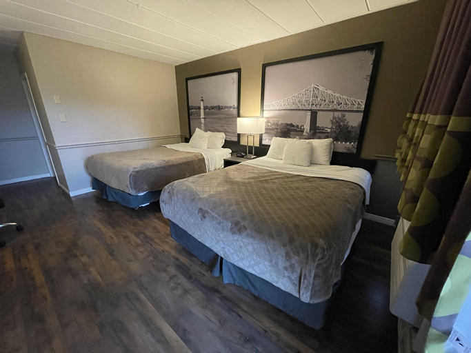 Bedroom 3, Super 8 by Wyndham Gananoque/Country Squire Resort, Leeds and Grenville