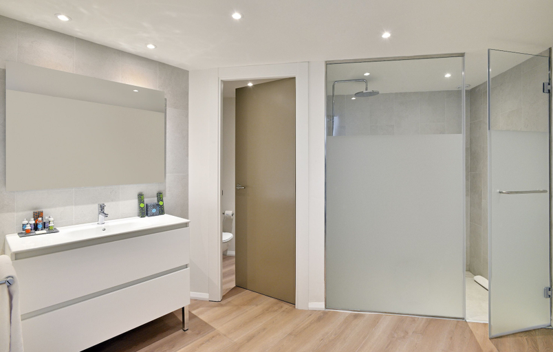 Bathroom 5, INNSiDE by Meliá Calviá Beach, Baleares