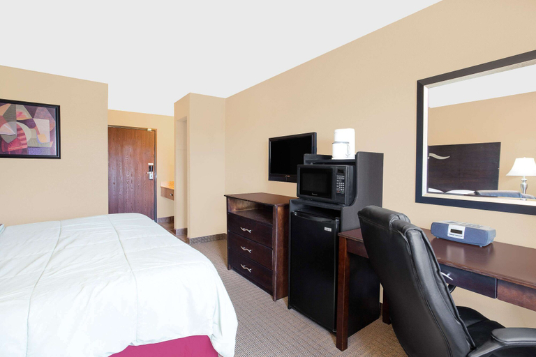 Bedroom 3, Super 8 by Wyndham Sheboygan WI, Sheboygan