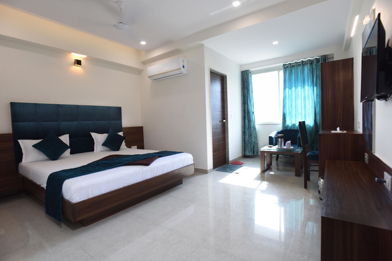 Bedroom 3, Hotel Luxura, Ahmadabad