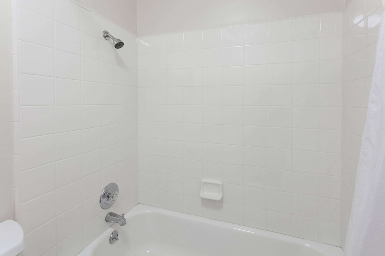 Bedroom 5, Super 8 by Wyndham Visalia, Tulare